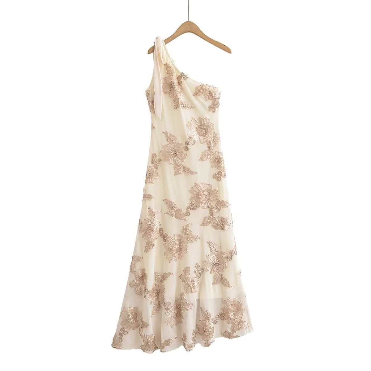 Kleid mit asymmetrischen Trägern und Wickeldetail an der Hüfte
