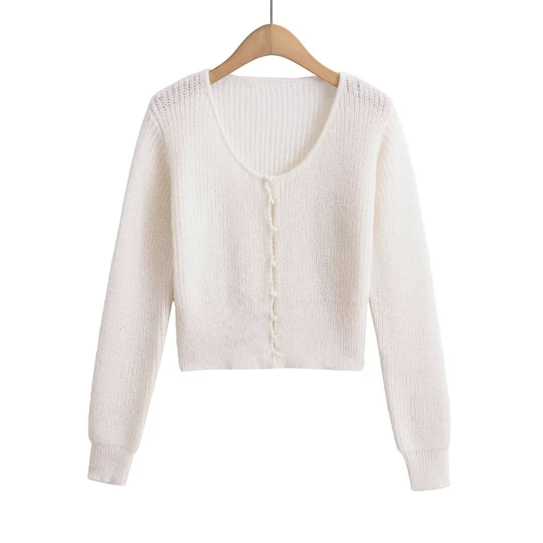 Solid color long sleeved round neck sweater
