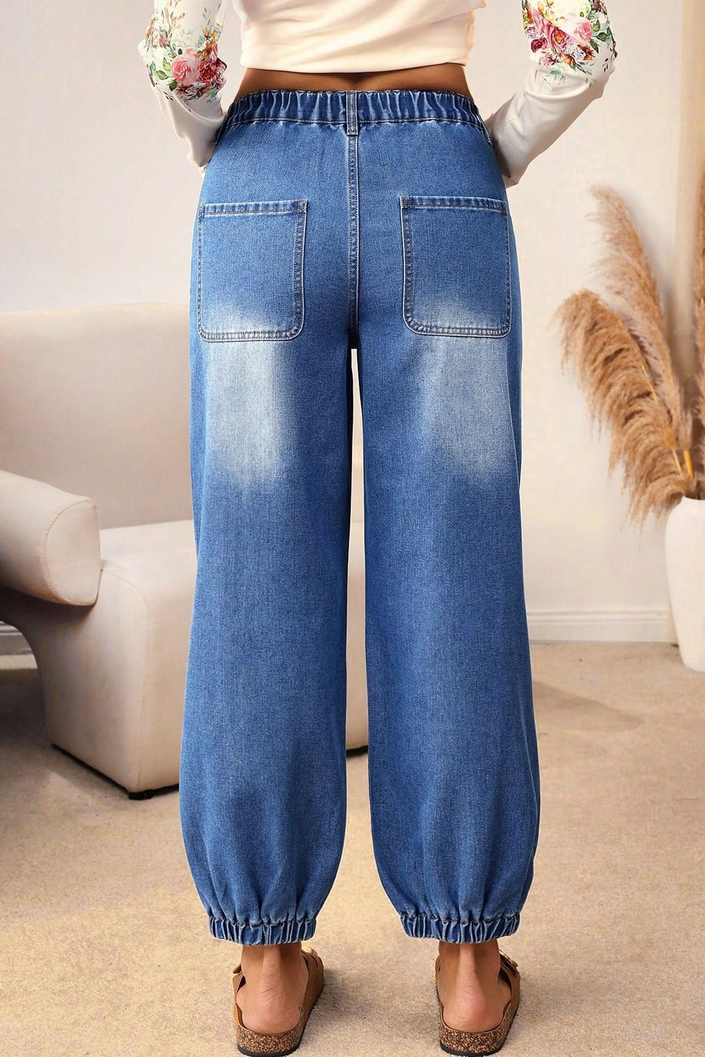 Blaue Jeans mit 4 Knöpfen, vorne schmal zulaufend, lässige, lockere Passform