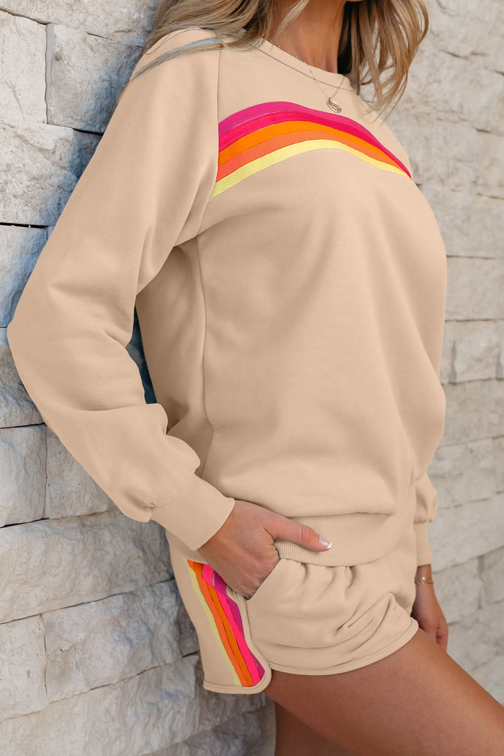 Zweiteiliges lässiges Set aus gestreiftem Pullover mit Akzent und Shorts in Aprikose