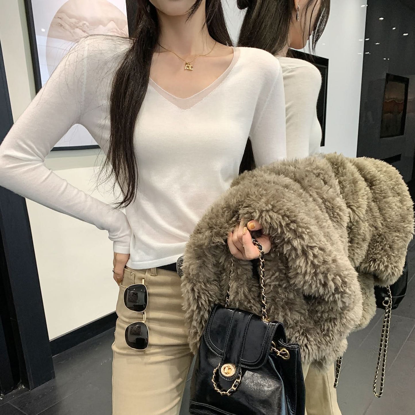 Weißer V-Ausschnitt Strickpullover im Slim Fit mit Mesh-Einsatz