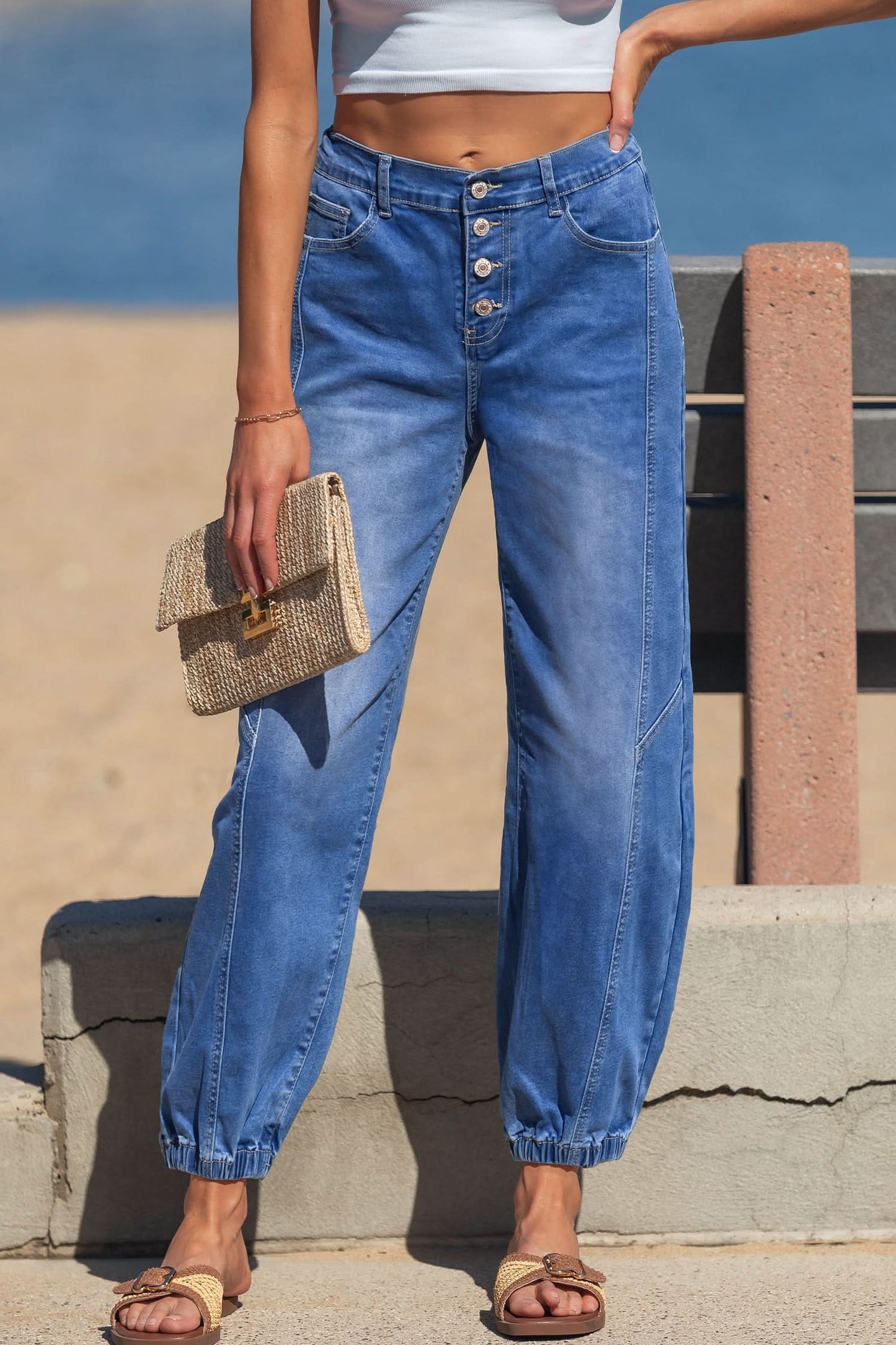 Blaue Jeans mit 4 Knöpfen, vorne schmal zulaufend, lässige, lockere Passform