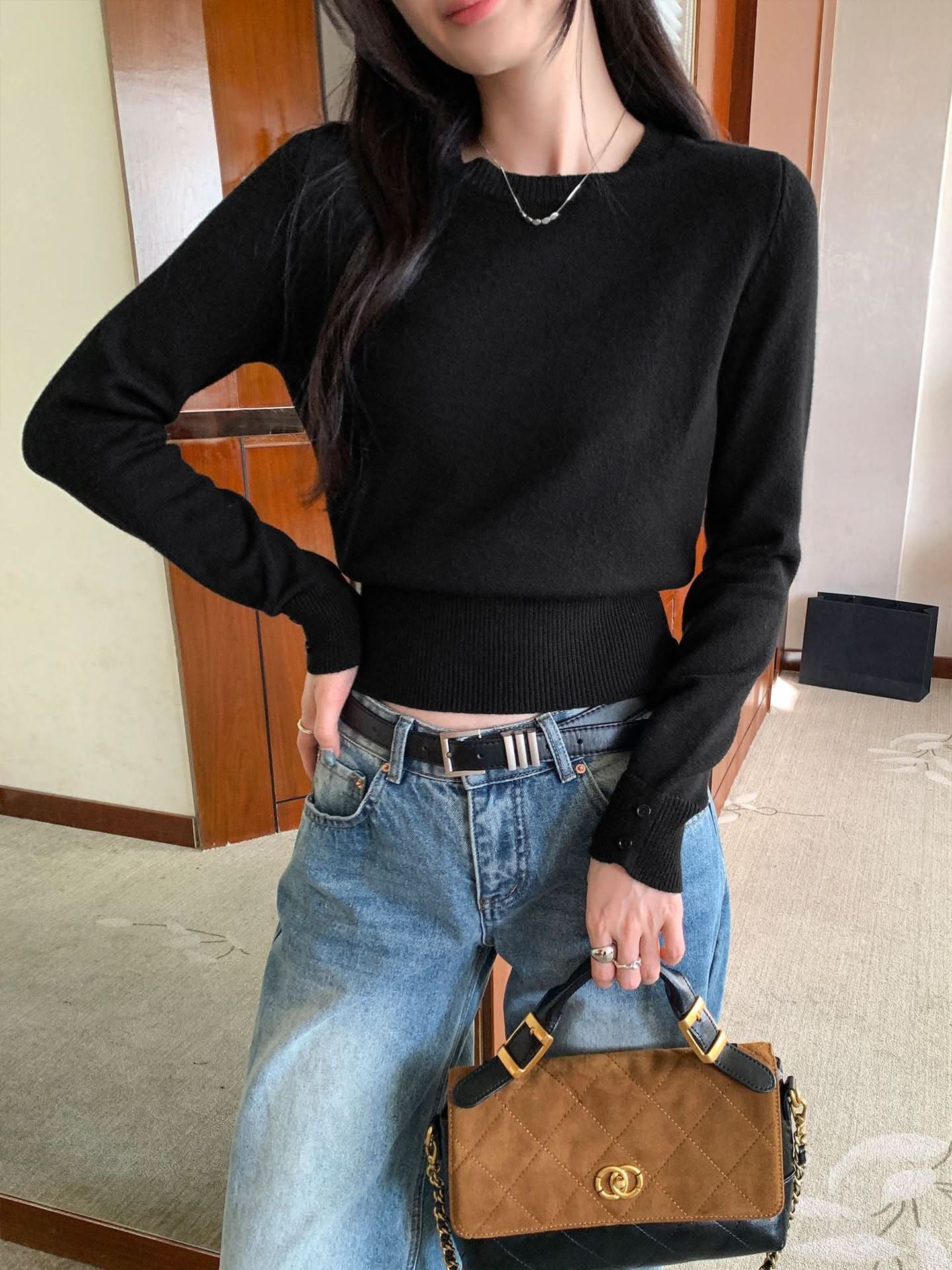 Damen-Stricktop in Zartrosa mit Rundhalsausschnitt, figurbetont, schmale Passform, kurzes Unterzieh-Pullover