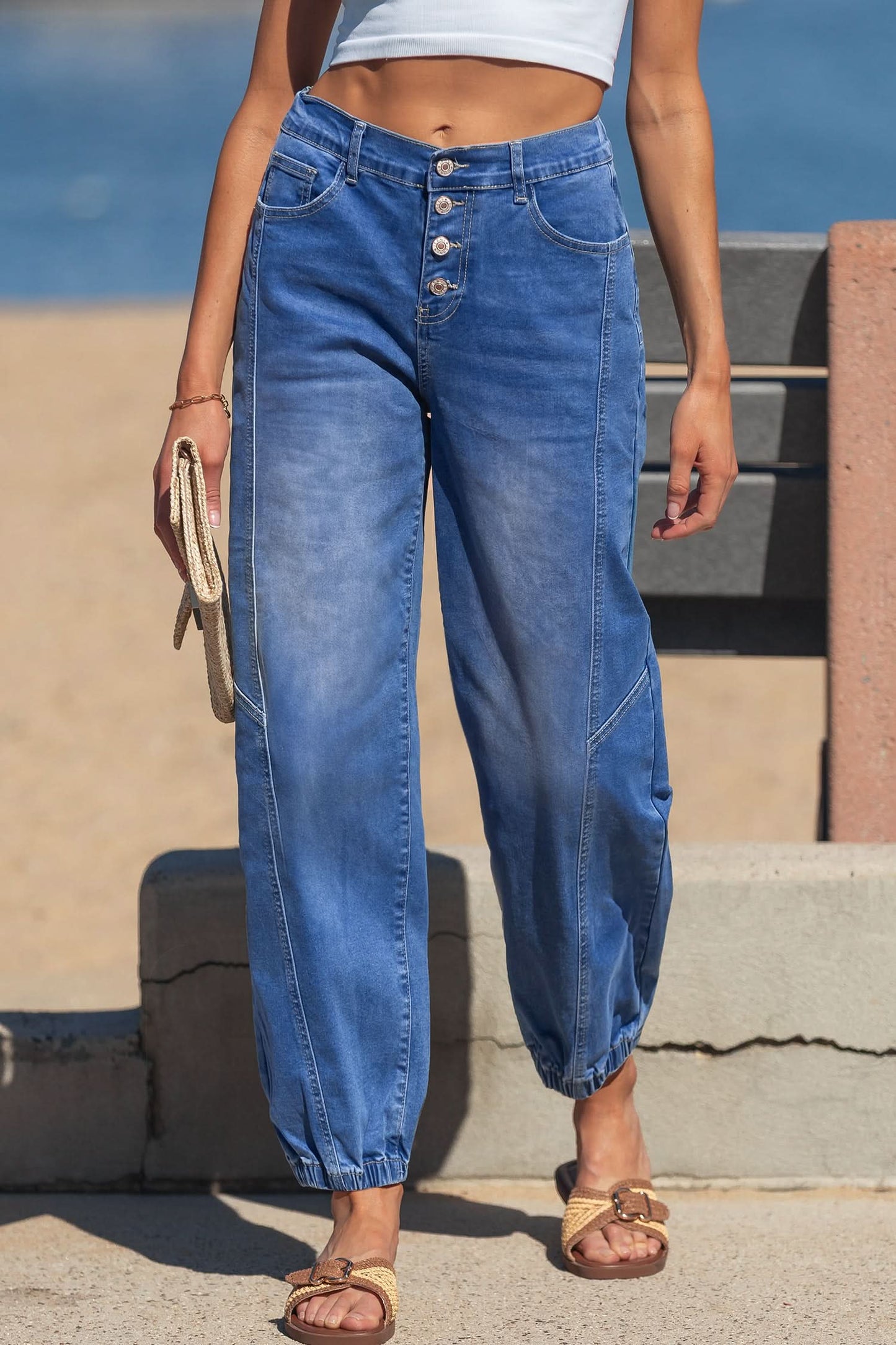 Blaue Jeans mit 4 Knöpfen, vorne schmal zulaufend, lässige, lockere Passform