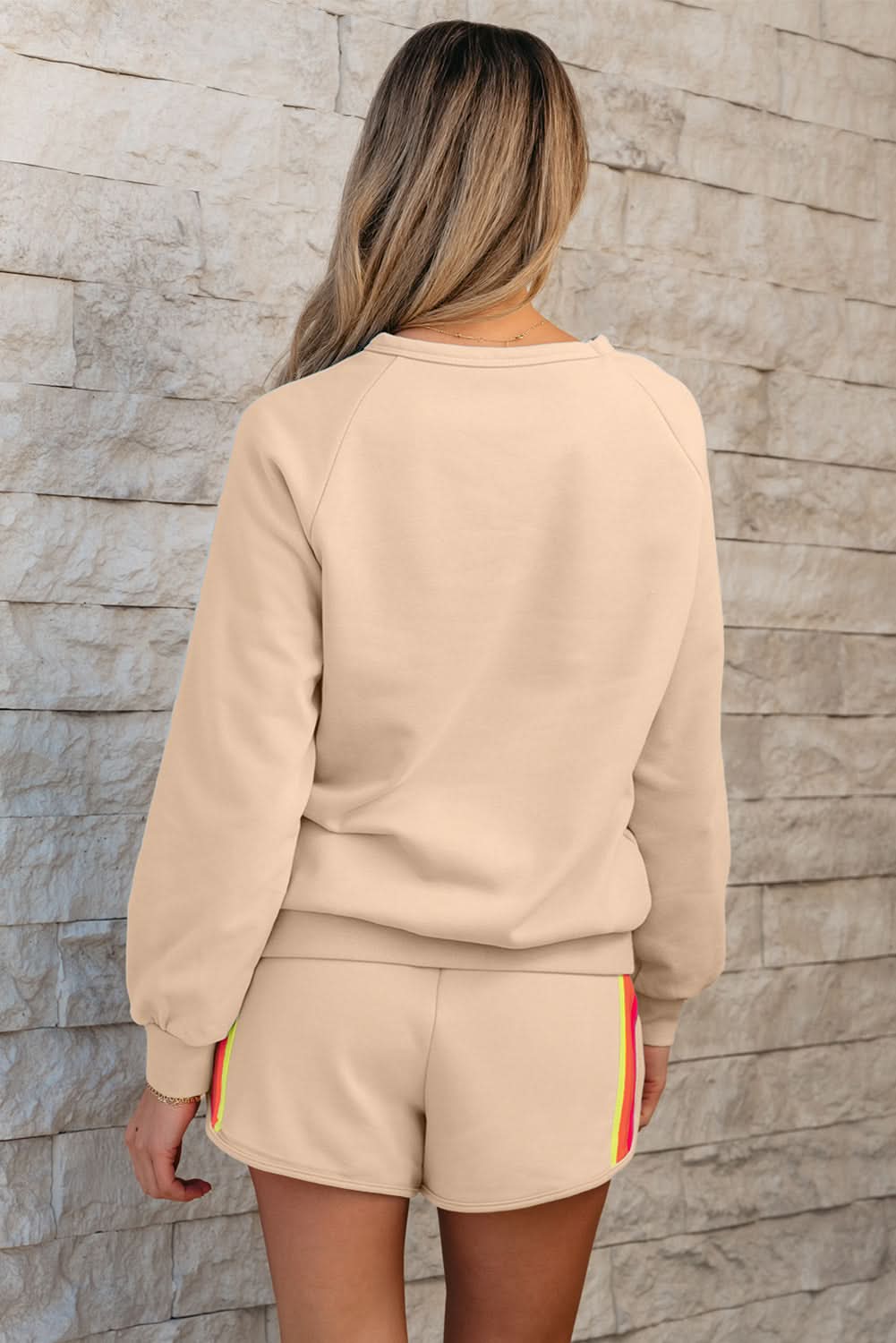 Zweiteiliges lässiges Set aus gestreiftem Pullover mit Akzent und Shorts in Aprikose