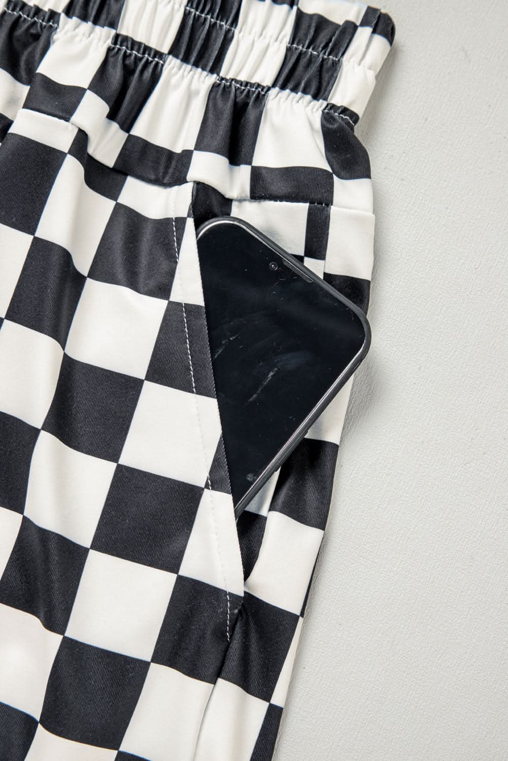 Schwarze, karierte Shorts mit hoher Taille