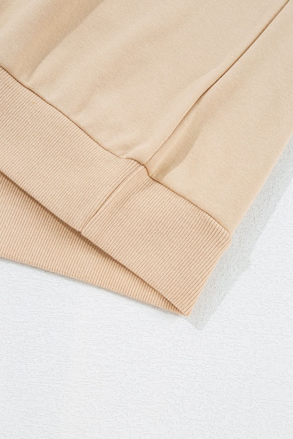 Zweiteiliges lässiges Set aus gestreiftem Pullover mit Akzent und Shorts in Aprikose
