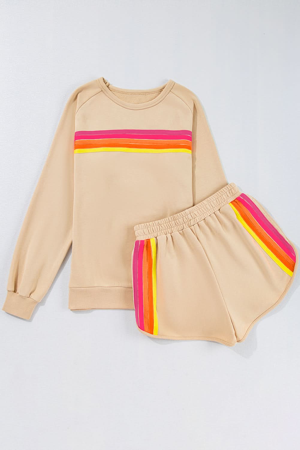 Zweiteiliges lässiges Set aus gestreiftem Pullover mit Akzent und Shorts in Aprikose