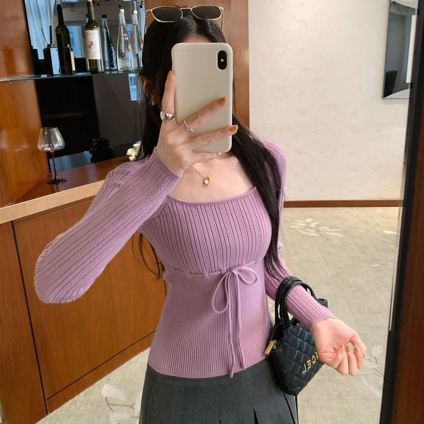 Damen-Stricktop mit Herzausschnitt, Schleifendetail in der Taille und eckigem Ausschnitt, figurbetont