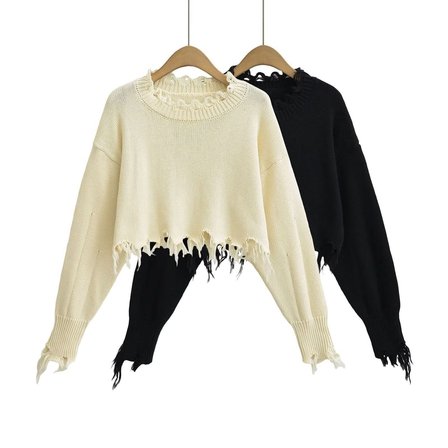 Kurzer bauchfreier Pullover mit Quasten und Cut-Outs