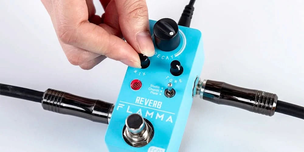 FLAMMA FC02 E-Gitarren-Pedal, Hall-Effektpedal mit Studio Church Plate Effekten, True Bypass mit Netzteil