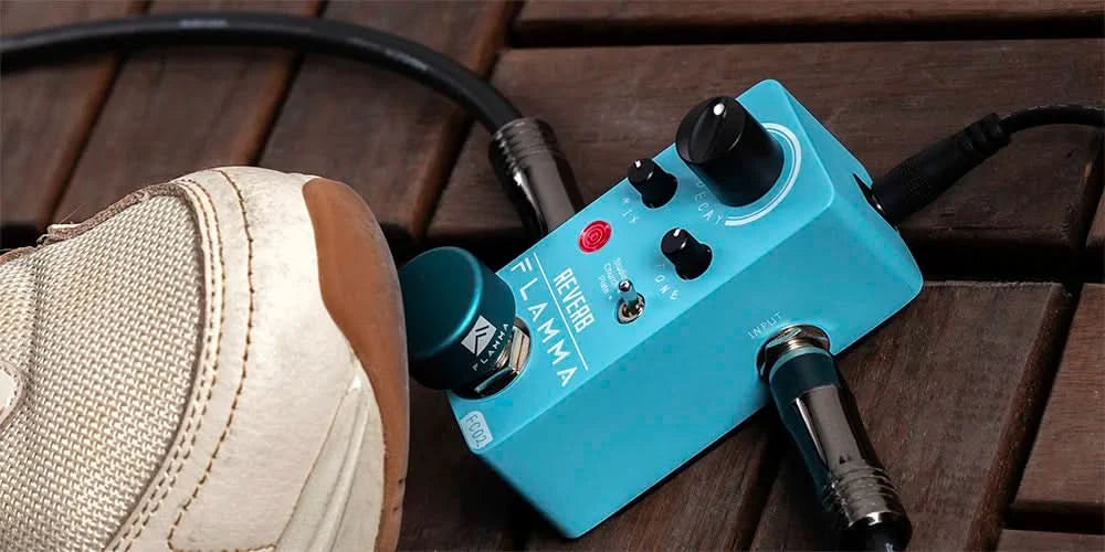 FLAMMA FC02 E-Gitarren-Pedal, Hall-Effektpedal mit Studio Church Plate Effekten, True Bypass mit Netzteil