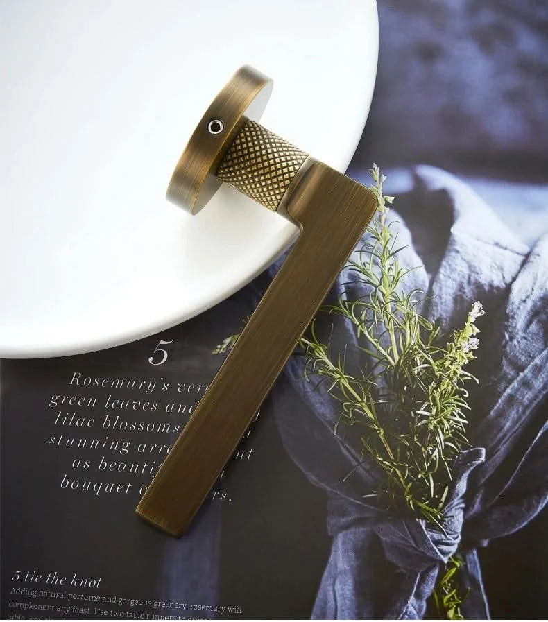 Dooroom Messing Türdrücker, geräuschlos, Schwarz-Gold, für Schlafzimmer, Badezimmer, Holztür, Schloss-Set, Blindgriffknauf