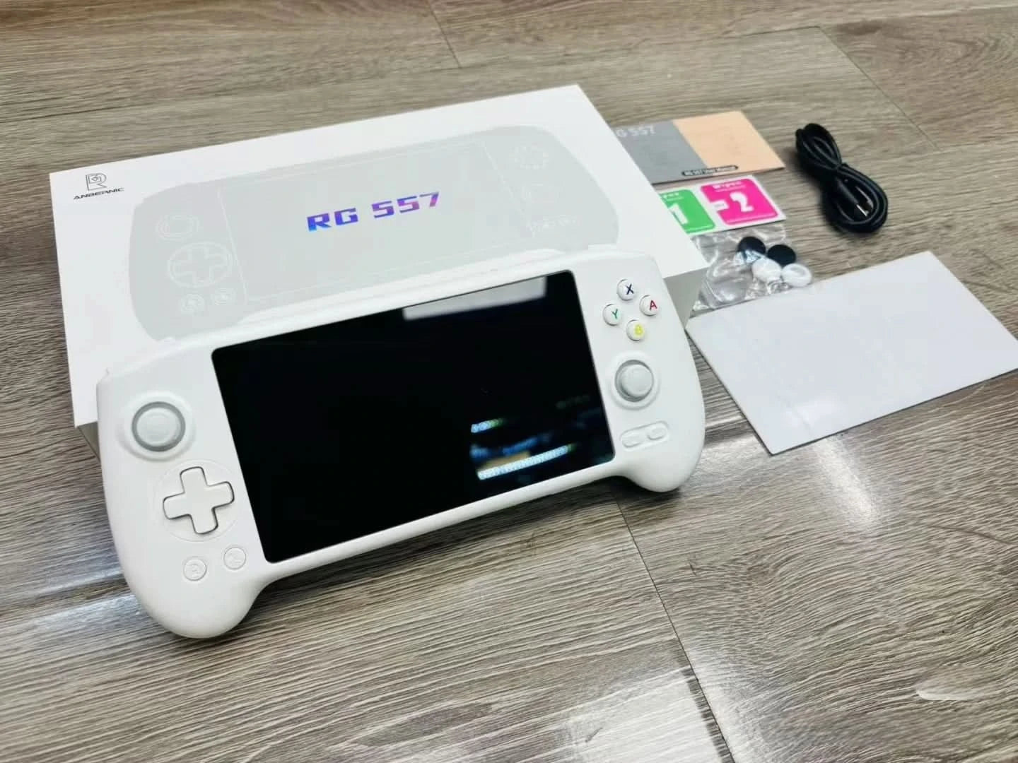 ANBERNIC RG557 Handheld-Spielekonsole 5,48'' AMOLED Android14 5500 mAh Bluetooth 5.3 PS2 Tragbarer Videospiel-Player Dimensity 8300