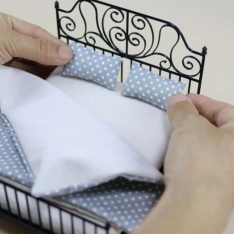 1/12 Dollhouse Simulation European Bed With Mattress Pillow Quilt Doll Home Iron Art Double Bed Bedroom Furniture Decoration Toy
