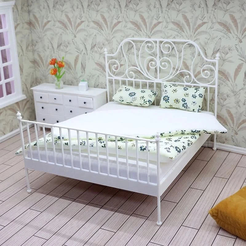 1/12 Dollhouse Simulation European Bed With Mattress Pillow Quilt Doll Home Iron Art Double Bed Bedroom Furniture Decoration Toy