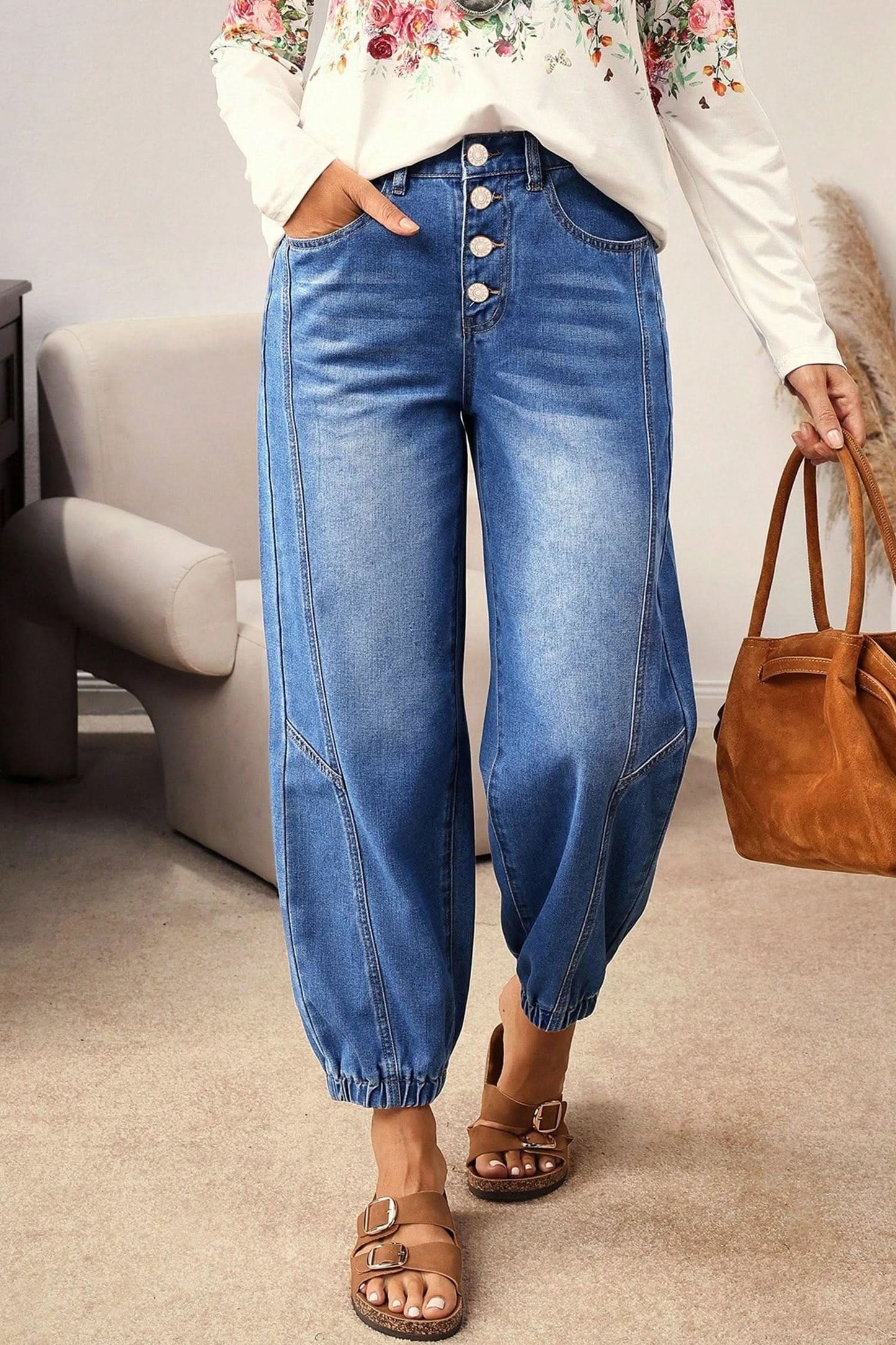 Blaue Jeans mit 4 Knöpfen, vorne schmal zulaufend, lässige, lockere Passform