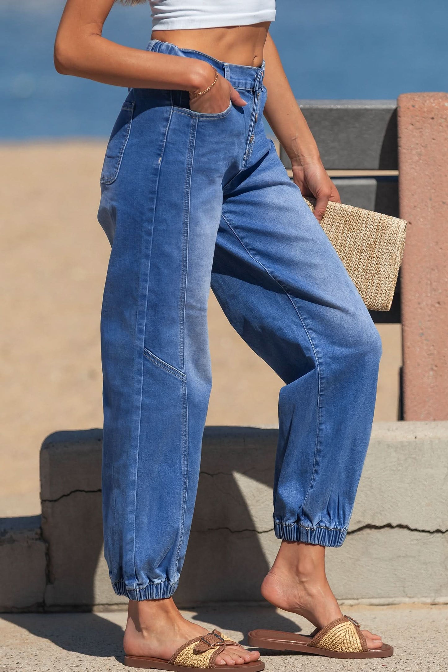 Blaue Jeans mit 4 Knöpfen, vorne schmal zulaufend, lässige, lockere Passform