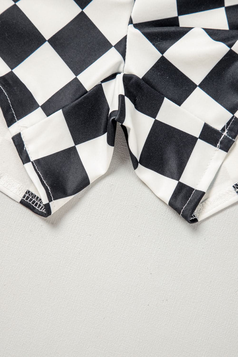 Schwarze, karierte Shorts mit hoher Taille